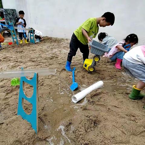 幼儿园之沙水游戏水管道视频