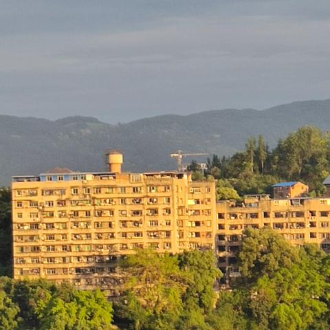 一缕夕阳照射着东方，手机随拍