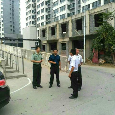 县人武部政委陈继东督查小区创建工作