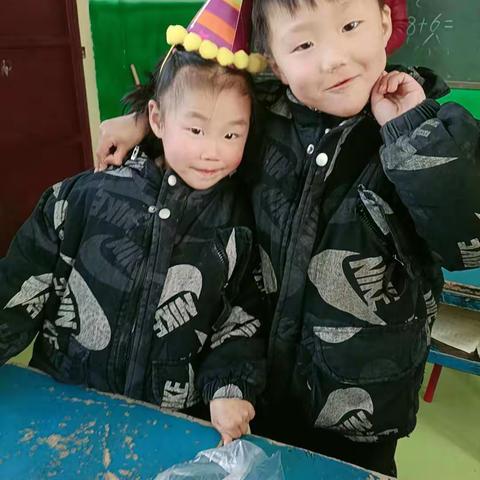 学前二班全体小朋友祝：王中钱宝贝儿生日快乐!