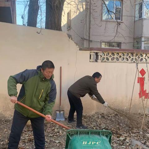 开学之际，清理校园花草树木.后勤工作人员积极参与工作