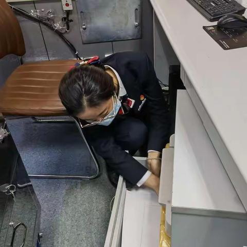 【四褐山支行】四褐山支行开展“翻箱倒柜”自查自纠工作