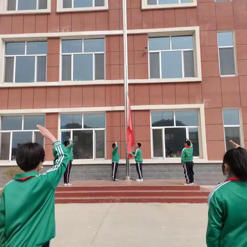 “践悟二十大·法润校园·护航成长”——凤凰岭中心小学专题活动暨升旗仪式