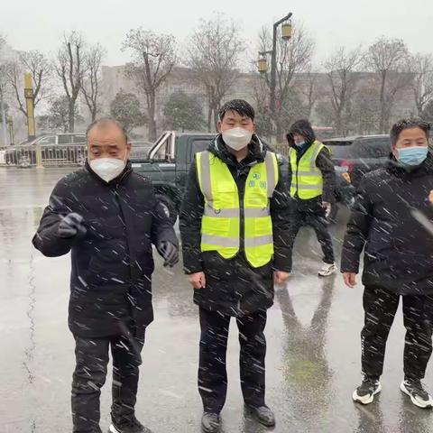 临潼城管“以雪为令，雪停路通”全力以赴，保障市民安全出行