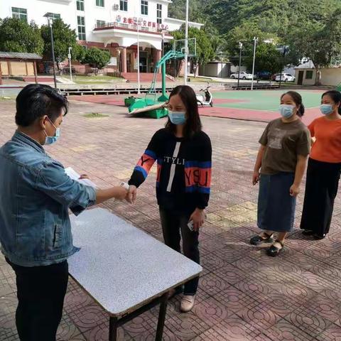 吉阳区人社局在龙坡社区举办第37期农村富余劳动力创业培训班