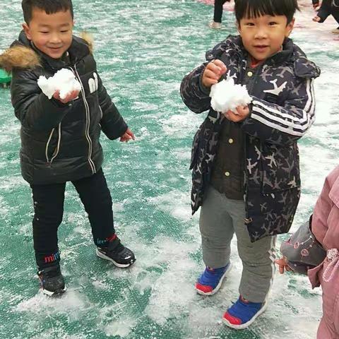 下雪啦，快出来打雪仗呀