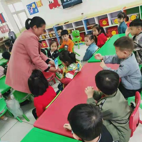 【钟楼第一中心幼儿园】<中一班>上学期十月份“家长进课堂”