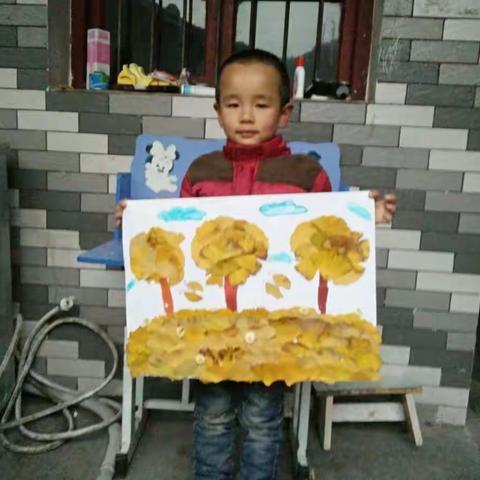 孩子们和爸爸妈妈爷爷奶奶一起完成的树叶贴画，同时也让家长们体验回忆一下儿童的乐趣