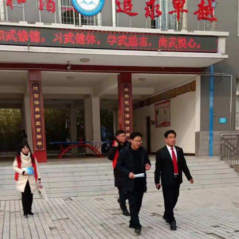 普法耕耘进校门，学生懂法育新人