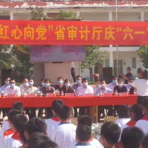 山东省审计厅领导慰问菏泽市牡丹区高庄镇周庄小学师生并捐赠物资