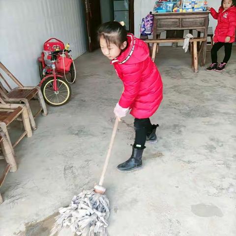 我是安义县三小二《8》班一名小学生，胡嫣然小小志愿者，爱护坏境，从我做起，我是最美劳动者。