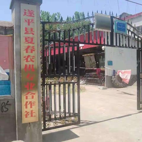遂平县嵖岈山镇大里王村成立夏春农机服务专业合作社，二十多台大型收割机服务三农。