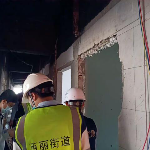 西丽社区配合西丽街道街区建设部、应急建设部对中心旅社进行安全施工检查