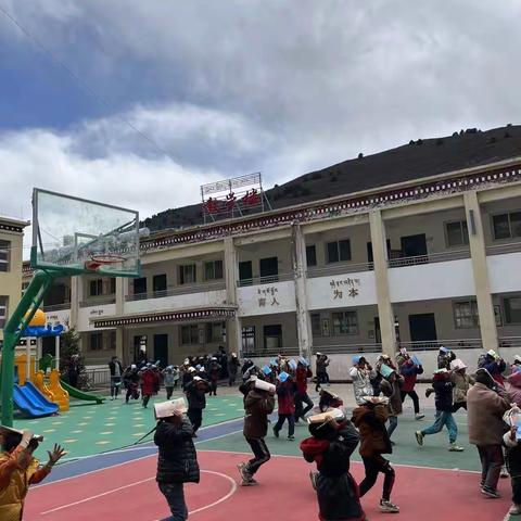 茶扎乡小学地震应急演练