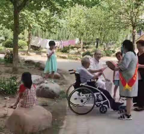 盛夏送扇，传递价值观——东港龙城社区发放核心价值观宣传扇
