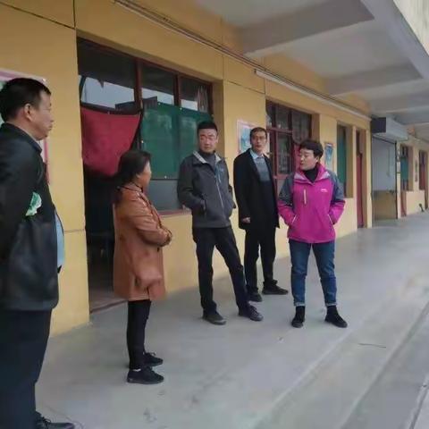 情系乡村教育，严寒慰问暖人心——李曹镇党委各级领导莅临石鼻学校开展深入调研