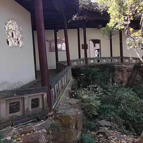 来苏州一定要来沧浪亭，沧浪亭的对面是可园也相当漂亮的