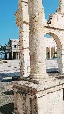 今天的澳门不仅遍地豪华赌场，海边建筑及仿各国仿真古迹