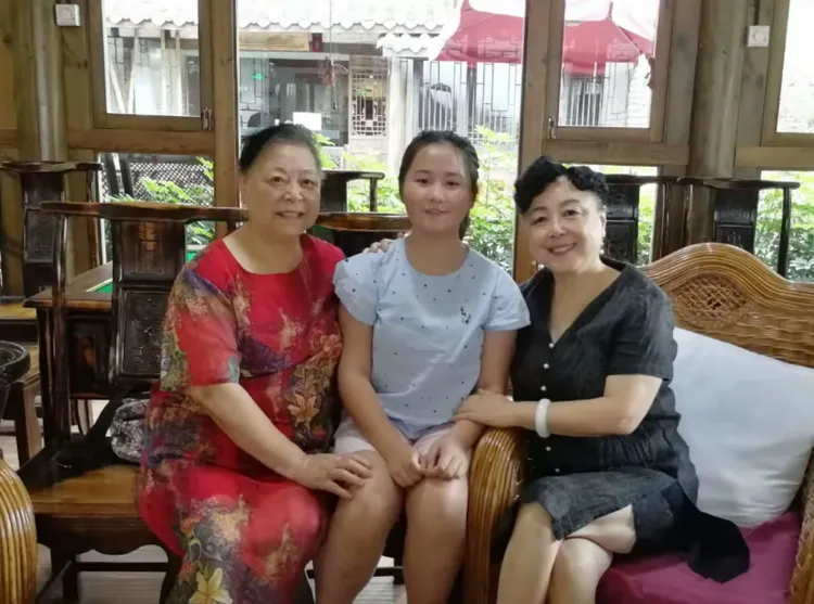 姨婆舅婆们都拥了上来，