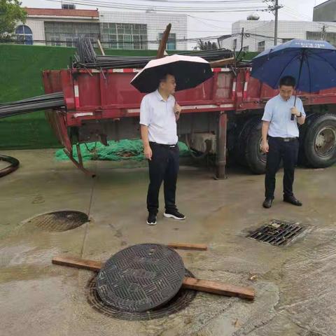 区委书记马育红同志冒雨检查城市及农村内涝情况