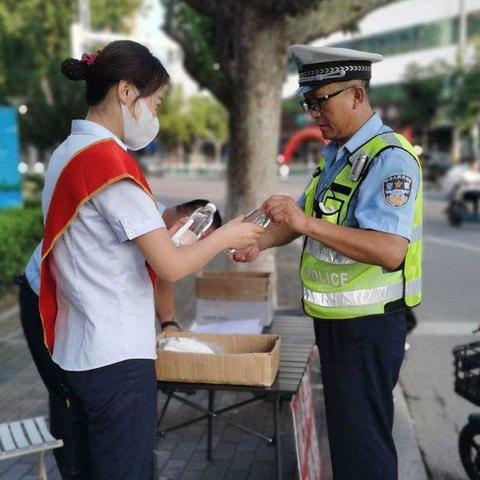 炎炎夏日送清凉，滴滴关爱暖人心——高密梧桐广场分理处