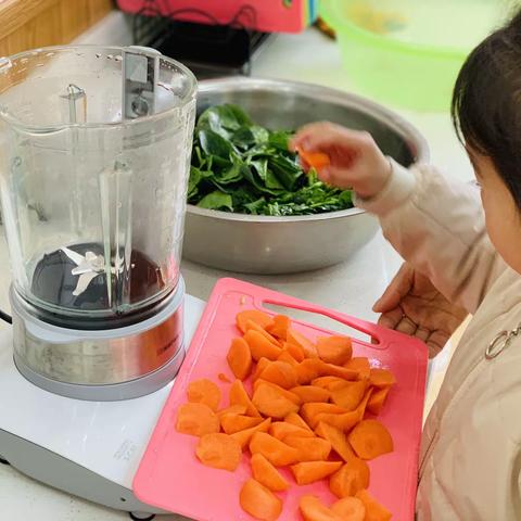 萌娃包汤圆  “五彩食之味”——小五班美食之旅制作五彩汤圆