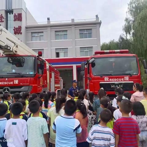 走进消防队 致敬最可爱的人—灵武市七小三年级组参观消防队社会实践活动