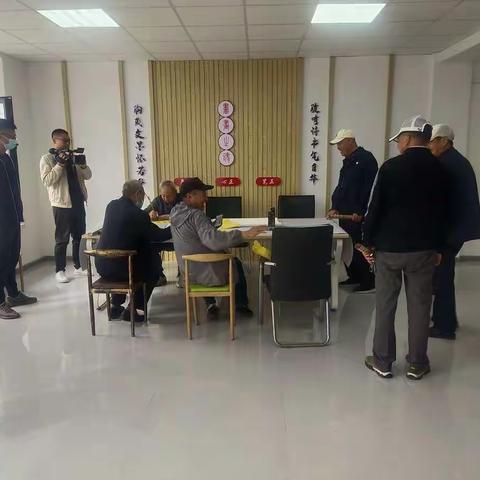 喜庆"二十大"新业路社区举办老人书法活动