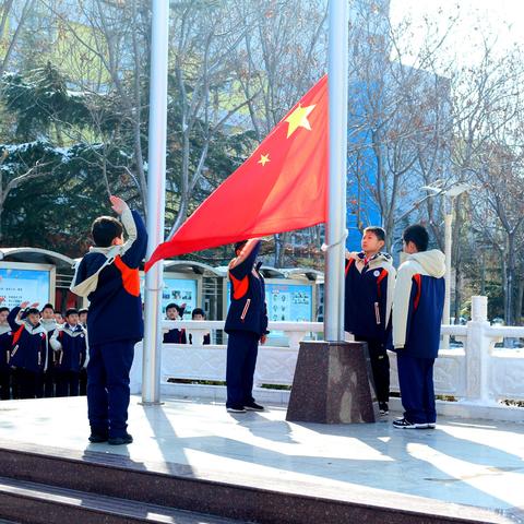 世纪小学：弘扬雷锋精神，争做文明学生，——举行学雷锋主题教育升旗仪式