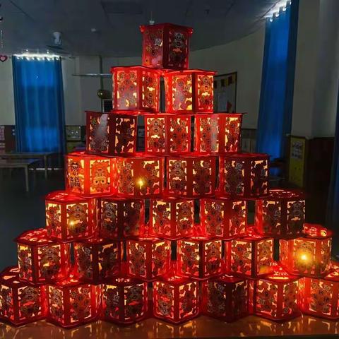 日照寒江东逝水，两岸苍山迎春风。江山绿水皆为欢，人间烟花辞旧年。