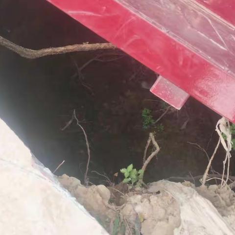 助人为乐救村民，群众竖起大拇指。