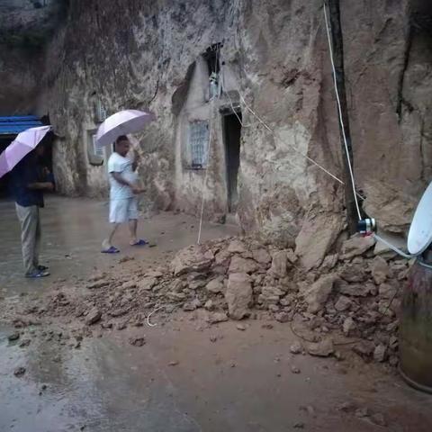 驻村冒雨排险情，群众安危记心中。