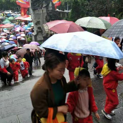 “缅怀革命先烈，铭记革命历史”扫墓踏青活动。