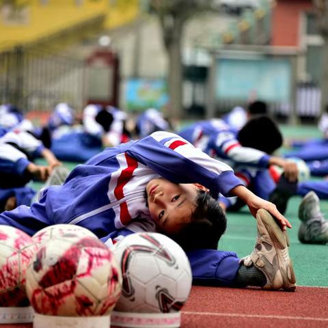 以足球为载体提高学生五大素质大课间活动掠影