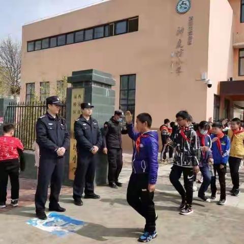 【公安灞桥分局红旗派出所】“百万警进千万家”小手拉大手,共建平安校园