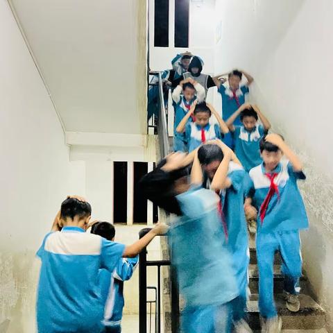 安全在心中 演练在行动——曼来小学宿舍楼逃生演练活动