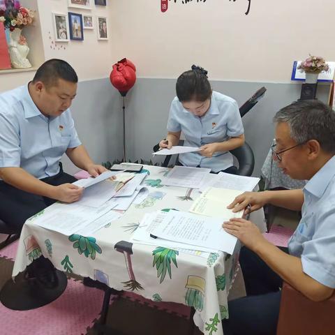 群芳中三街支行党支部召开6月份党员大会