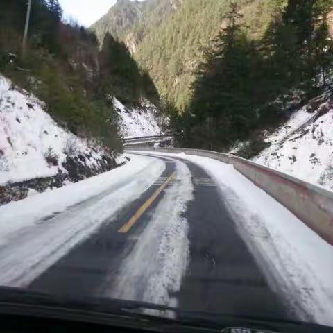 折多山突降大雪致道路拥堵，近两日驾车请注意