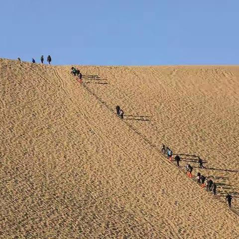 鸣沙山一月牙泉