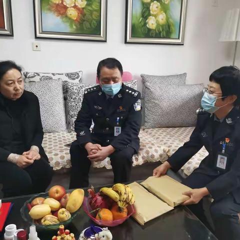 王锡惠同志看望慰问因公牺牲民警遗属