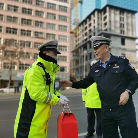 徐刚同志慰问路面一线执勤民辅警及指挥中心值班人员