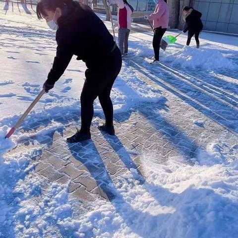 高头窑小学家校齐协作，扫雪暖人心