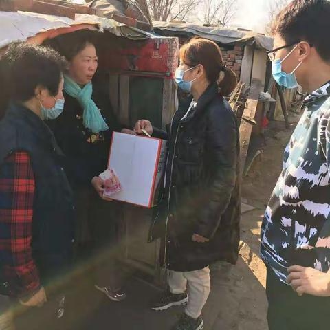 爱心人士为困难人员送温暖
