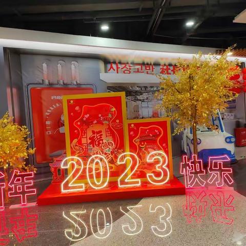 [捂脸]散步归来，偶然闯入一直未关注的二楼，居然悄不声滴变成这么漂亮[呲牙]，改天努力打卡小镇每一处[捂脸]