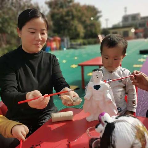 三优幼儿园涂娃娃真好玩