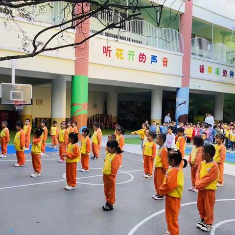 芒市天天乐幼儿园中四班升旗仪式