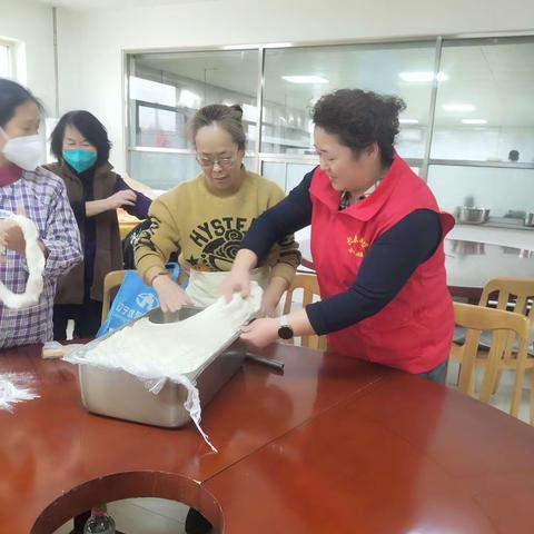 安居社区志愿者到抚顺武警支队与官兵一起包饺子过大年