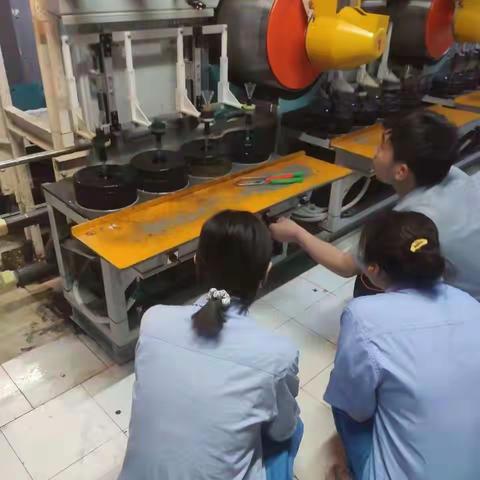 甲班学习新型纺丝机落丝流程