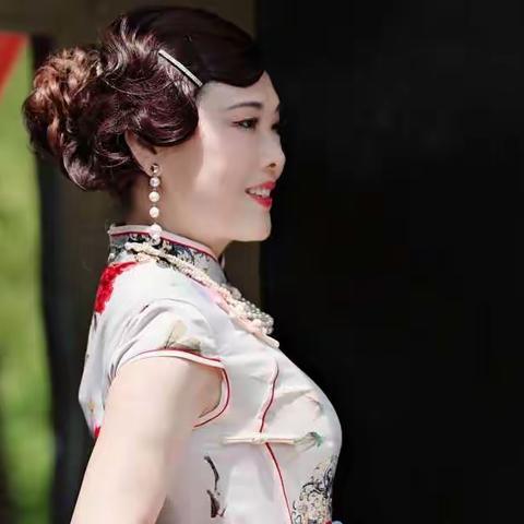 穿越时光的记忆 - - 老火车站旗袍美女。