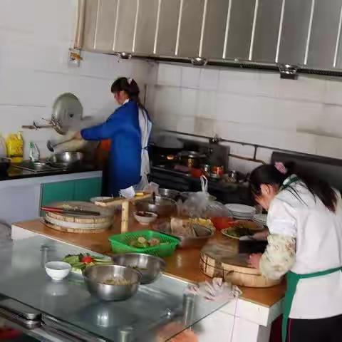 东英镇开展餐饮油烟专项行动